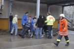 I Vigili del Fuoco soccorrono alcune persone con disabilità dopo un incendio