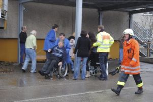 Vigili del Fuoco che soccorrono alcune persone con disabilità dopo un incendio