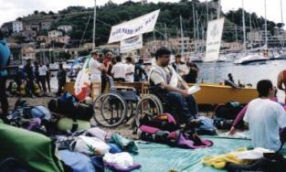 Porto Azzurro, Isola d'Elba, giugno 1996: ben 30 subacquei con disabilità diedero il loro contributo al record per il maggior numero di subacquei (205) in immersione contemporaneamente (foto di HSA Italia)