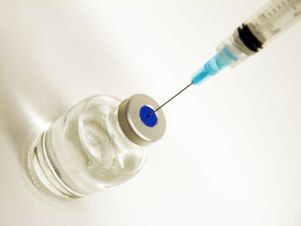 Inoculazione di un vaccino in una boccetta