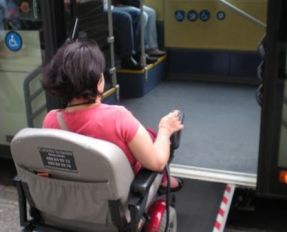 Persona in carrozzina sale su un autobus di Barcellona