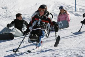 Ragazzo con disabilità sulla pista da sci accessibile della Val di Luce, presso l'Abetone