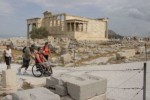 Un giovane in carrozzina visita insieme ad alcuni amici l'Acropoli di Atene