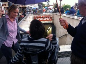 Sabrina Alfonsi, con Carlo, giovane con disabilità e il padre, alla fermata "Spagna" della metropolitana di Roma