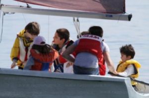 Ragazzi di "Raggiungere" in barca a vela a Salò (Brescia)