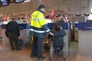 Check-in in aeroporto, da parte di una persona in carrozzina
