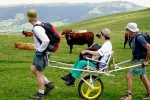 Una persona con disabilità sulla Joëlette, carrozzina fuoristrada monoruota