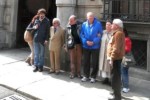 Alcuni partecipanti al tour accessibile "Il grottesco nell'architettura torinese", davanti alla sede della Provincia di Torino