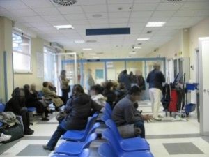 Persone in attesa a un ufficio per l'accertamento dell'invalidità