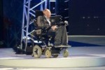 Il grande scienziato Stephen Hawking, scomparso nei giorni scorsi, durante la Cerimonia di Apertura delle Paralimpiadi di Londra 2012