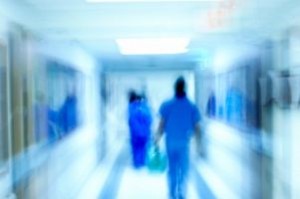 Immagine sfuocata di operatori sanitari in un ospedale