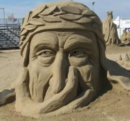 "Dante, meditabondo", scultura di sabbia sulla spiaggia di Cervia in Romagna