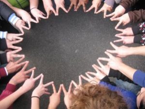 Mani unite tra di loro in un cerchio