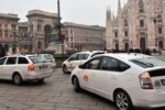 Alcuni taxi in Piazza Duomo a Milano