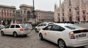 Milano: taxi in Piazza Duomo