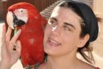 Marta Telatin con il suo pappagallo. La giovane padovana è diventata non vedente a tredici anni, a causa della sindrome di Stickler