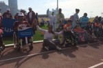 Giusy Versace insieme ad alcuni giovani atleti con disabilità, durante la Giornata Paralimpica vissuta nel Qatar