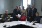 La delegazione della FISH Veneto consegna al presidente del Consiglio Regionale Ruffato le oltre 13.000 firme raccolte dalla petizione lanciata dalla stessa Federazione contro la politica sociale della Regione