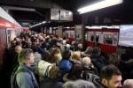 Un'affollata fermata della Metropolitana di Milano