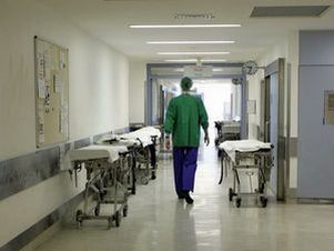 Medico fotografato di spalle nel corridoio di un ospedale