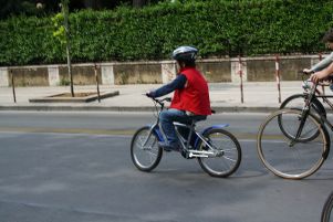 Bambino che va in bicicletta