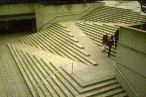 Esempio funzionale di architettura d’esterno: una scalinata che pensa ai disabili (dal sito Designandmore.it)