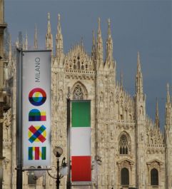 Cartello dell'Expo 2015 e bandiera italiana in Piazza Duomo a Milano