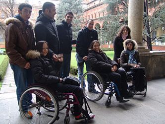 Giovani in Servizio Civile insieme ad alcune persone con disabilità in carrozzina