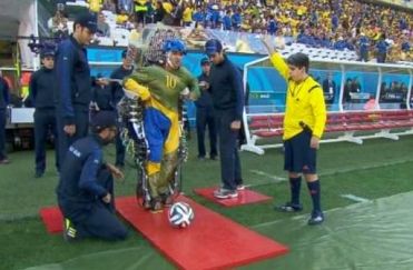 Cerimonia di apertura dei Mondiali di Calcio di Brasile 2014: Juliano Pinto con l'esoscheletro