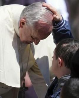 Papa Francesco insieme a un giovane con sindrome di Down