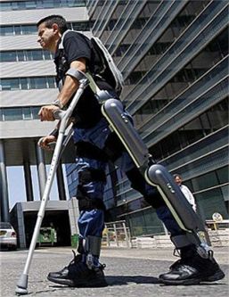 Persona paraplegica con esoscheletro