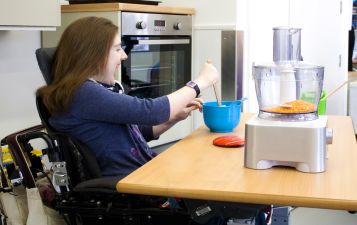 Giovane con disabilità che lavora in cucina