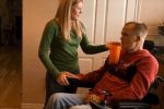 Una caregiver familiare, insieme a una persona con disabilità grave