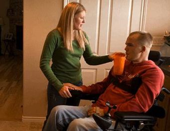 Caregiver con persona disabile