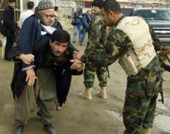 Persona con disabilità trasportata a spalle in Iraq