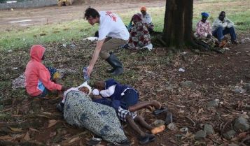 Volontario di Medici Senza Frontiere cura in Africa persone colpite dal virus Ebola (©John Moore/Getty Images)