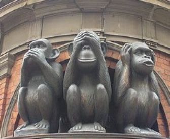 Tre scimmiette: una non parla, una non vede, una non sente