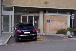 Uno dei tanti casi di veicoli che abusivamente occupano ogni giorno, in ogni parte d'Italia, i parcheggi riservati alle persone con disabilità