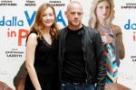 Gli attori Cristiana Capotondi e Filippo Nigro davanti al manifesto del film "Dalla vita in poi"