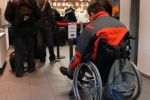 Una persona con disabilità in attesa di una visita di accertamento dell'invalidità