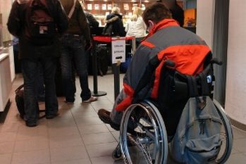 Persona con disabilità a una visita di accertamento dell'invalidità