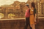 Donatello, persona con sindrome di Down, insieme a Irene, la sua tutor, attraversano un ponte di Firenze (immagine tratta da "L'abile sognatore", storia realizzata per Casa Armonica di Firenze)