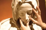 "Visione" tattile di una riproduzione della "Pietà" di Michelangelo al Museo Tattile Statale Omero di Ancona