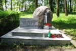 La lapide installata nel 1979 nella foresta Szpęgawski, vicino a Kocborowo, in Polonia. Vi si ricordano i 500 bambini uccisi e sepolti nell'ospedale locale tra il 1939 e il 1945
