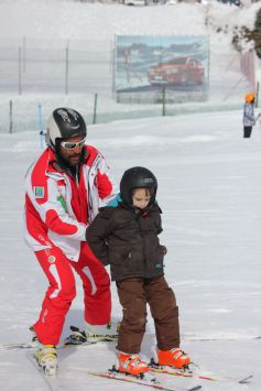 Corso di sci per bambini cpon disabilità, organizzato da Freewhite e Paideia