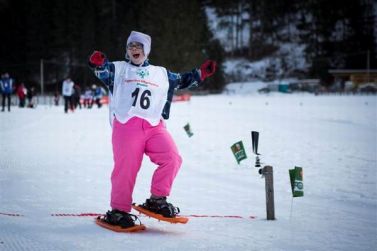 Atleta di Special Olympics in gara sulla neve