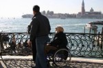 Una turista con disabilità in vacanza a Venezia