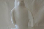 "Pinguino delle Alpi" (opera in marmo di Lasa; particolare) è una delle realizzazioni di Andrea Bianco, apprezzato scultore non vedente di Bolzano