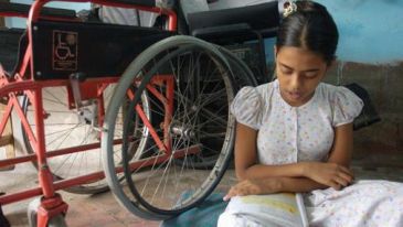 Ragazza indiana con disabilità