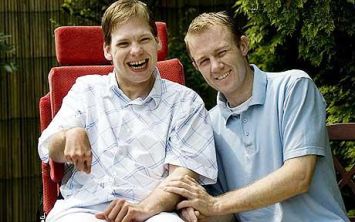 Giovane inglese con disabilità insieme al fratello